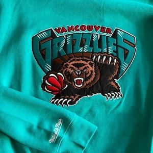 Mitchell and Ness Vancouver Grizzlies crew neck sweater, Size XL, Turquoise.